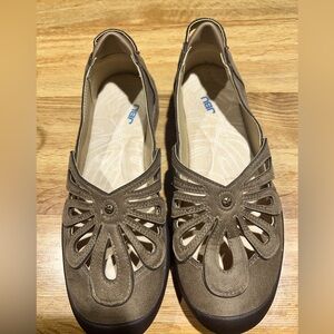 JBU SLIP ONS SIZE 8M worn only a few times . Practically new